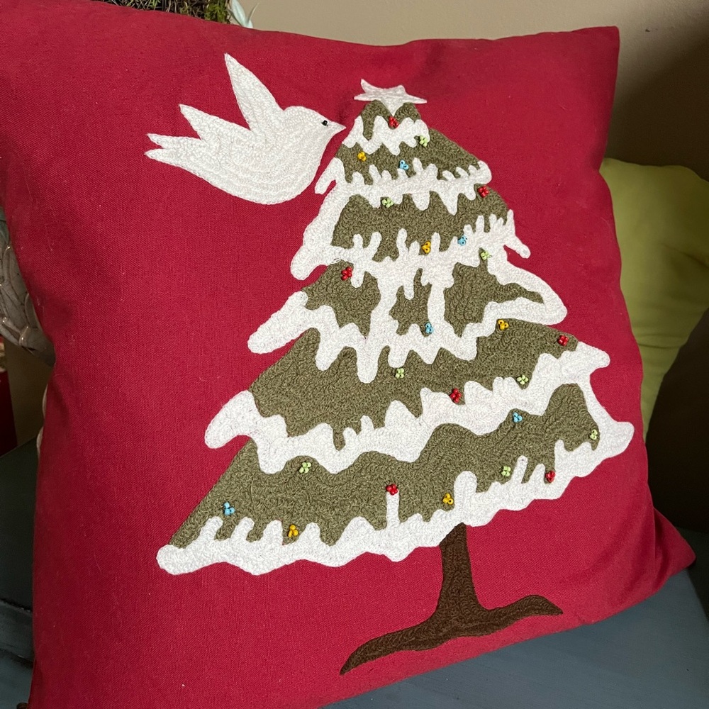 DOMAIN RED CHRISTMAS TREE WITH DOVE THROW PILLOW